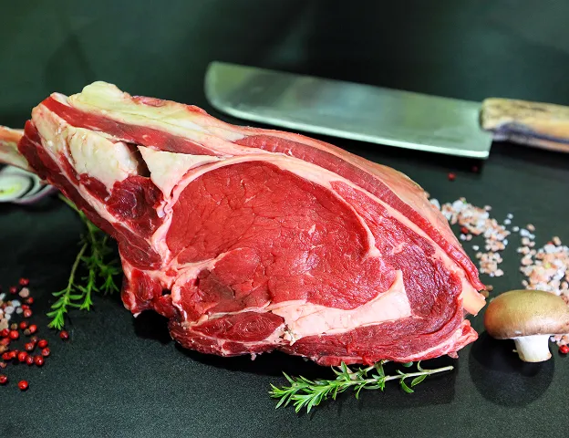 Grosse coupe de bœuf cru avec os, herbes, sel rose et champignon Le Passage près d'Agen dans le Lot-et-Garonne 47