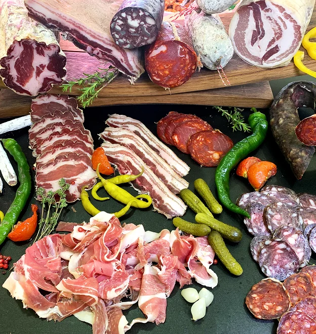 Assortiment de charcuterie et salaisons diverses, avec des légumes marinés Le Passage près d'Agen dans le Lot-et-Garonne 47