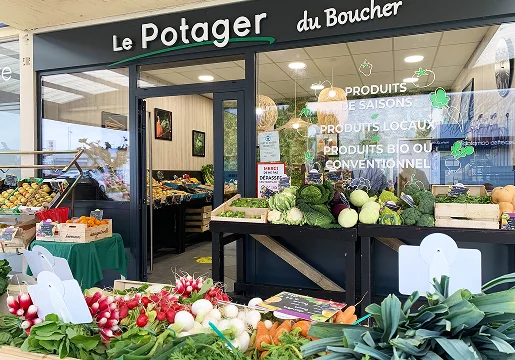 Magasin de fruits et légumes frais Le Potager du Boucher avec étals en extérieur Le Passage près d'Agen dans le Lot-et-Garonne 47