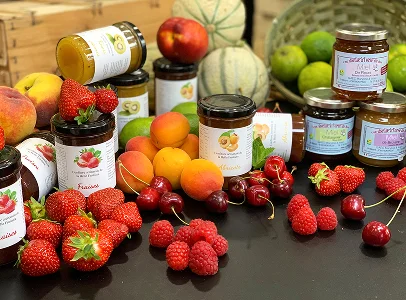 Pots de confiture et fruits frais : fraises, abricots, cerises, framboises Le Passage près d'Agen dans le Lot-et-Garonne 47